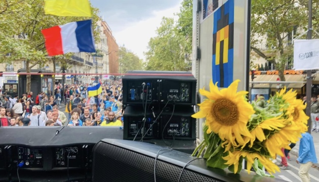 У Парижі на підтримку України провели музичний техно-парад