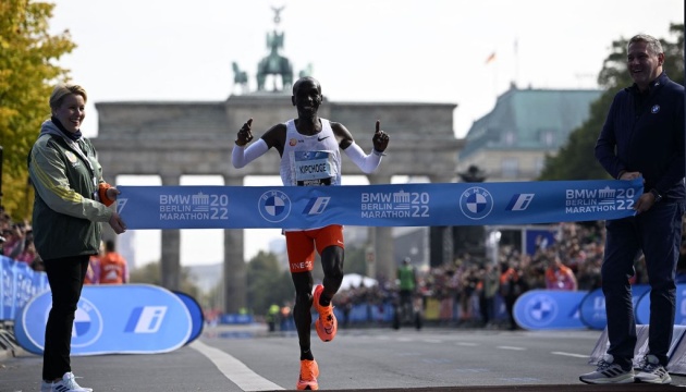 Кенієць Кіпчоге виграв Берлінський марафон зі світовим рекордом