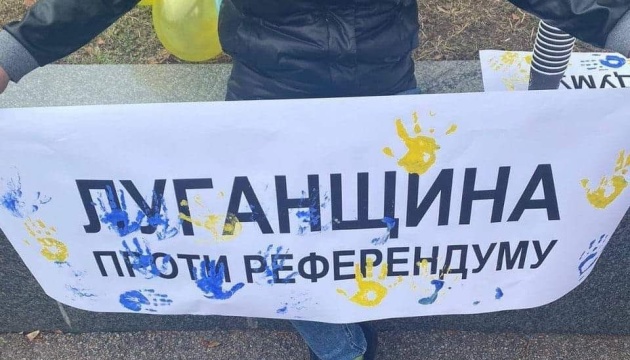 У кущах і під дулами автоматів: як загарбники проводять псевдореферендум на Луганщині