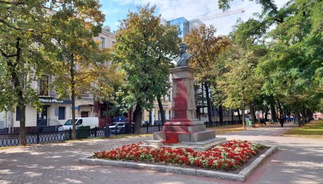 У Харкові пам'ятник Пушкіну облили червоною фарбою