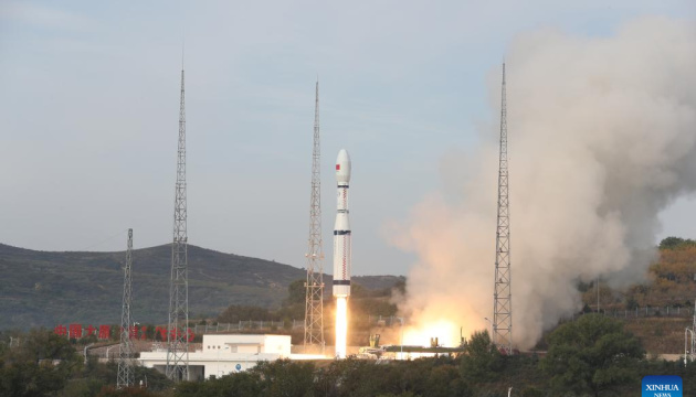 Китай запустив у космос три експериментальні супутники