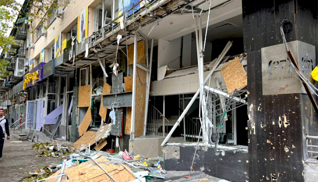 Der Feind greift Stadtmitte Mykolajiw an. Hochhäuser, Geschäfte und ein Ausstellungszentrum beschädigt