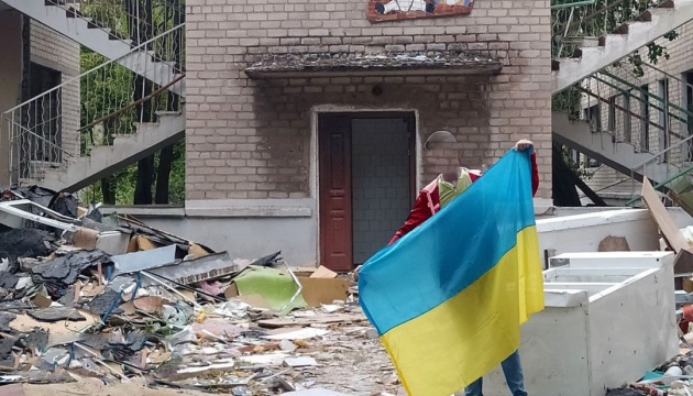 У Маріуполі учасник спротиву зробив кілька світлин із українським прапором