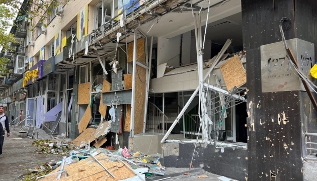 El ataque enemigo en el centro de Mykoláiv deja dañados edificios altos, tiendas y un centro de exposiciones