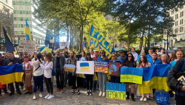 На Мангеттені у Нью-Йорку провели маніфестацію та підняли прапор України