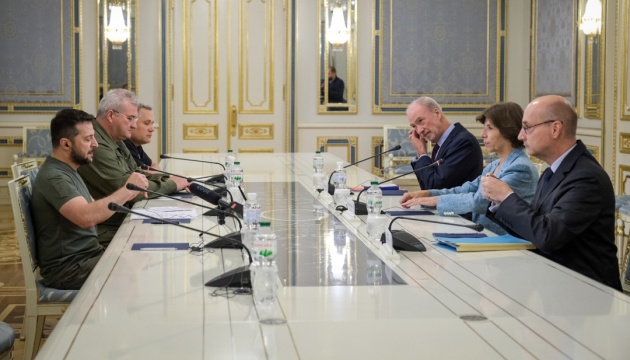 Зеленський зустрівся з главою МЗС Франції і закликав до нових санкцій проти рф