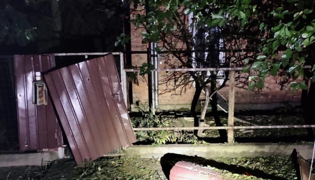 росіяни вночі знову обстріляли Нікополь – пошкоджені будинки, ліцей та ЛЕП