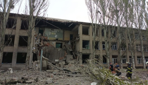 На Донеччині росіяни обстріляли школу з укриттям для цивільних