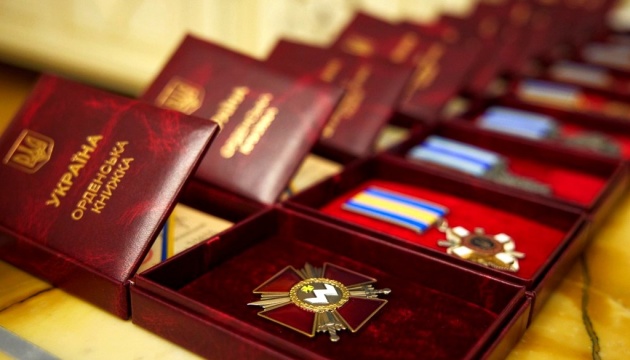 Президент відзначив нагородами 95 захисників України
