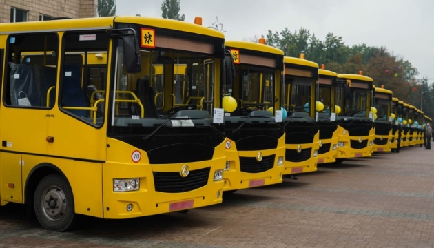 Громадам Київщини передали 40 шкільних автобусів