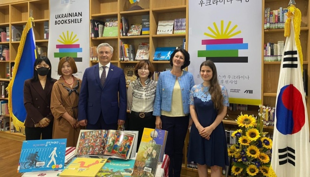 «Українську книжкову поличку» відкрили в Сеулі