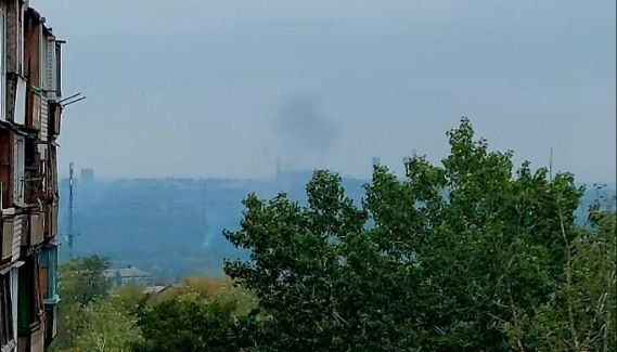 В Мариуполе раздались взрывы, возле завода «Азовмаш» поднялся дым