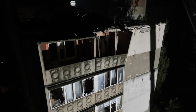 Raketenangriff auf Mykolajiw: Alle Menschen aus Trümmern des Hochhauses geholt