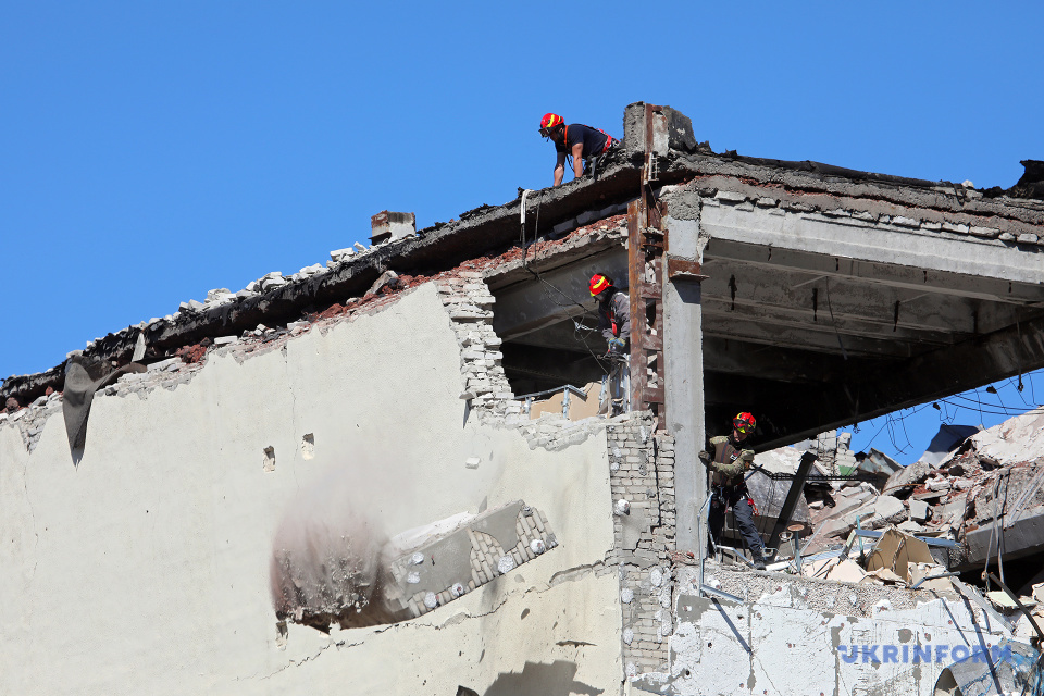 У Харкові демонтують аварійні споруди, пошкоджені внаслідок російських ракетних ударів / Фото: В'ячеслав Мадієвський. Укрінформ 