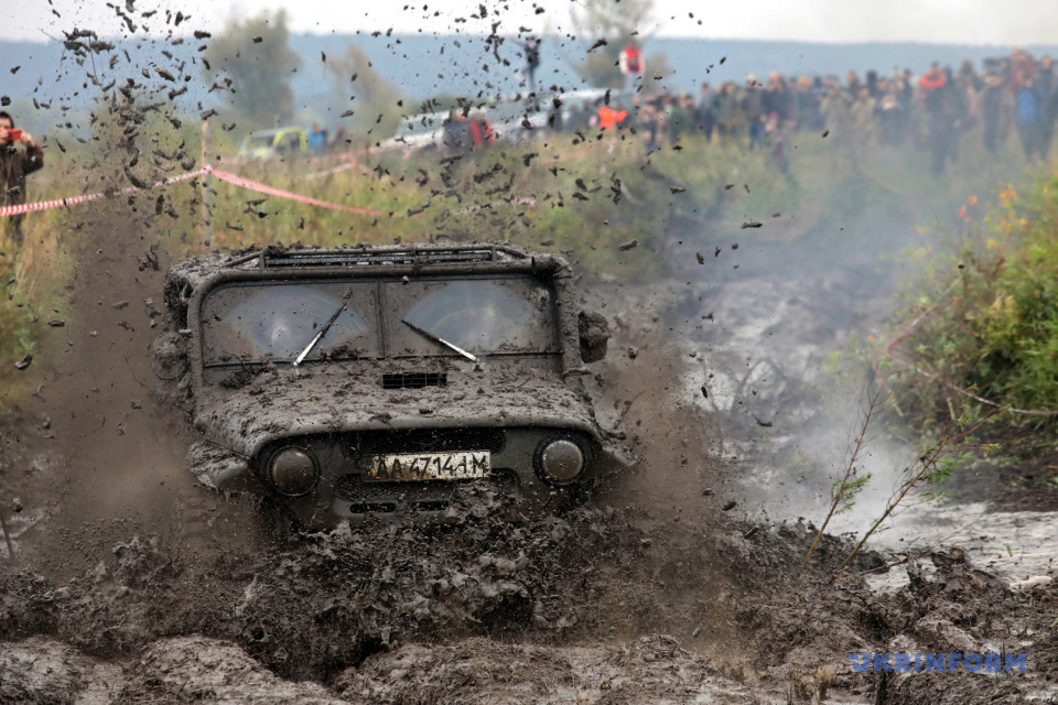 Благодійна гонка Black Trophy 2022 на підтримку військових. Київська область / Фото: Володимир Тарасов, Укрінформ