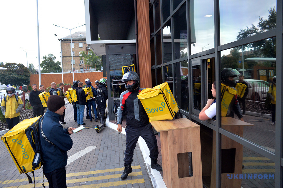 Кур'єри забирають замовлення у вікні ресторану швидкого харчування McDonald's / Фото: Євген Котенко. Укрінформ