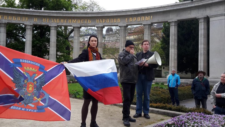 Травень 2016 року. Ярослава Сидоренко на антиукраїнському мітингу у Відні.