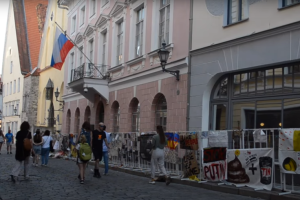 Украина окружила посольство россии в Эстонии