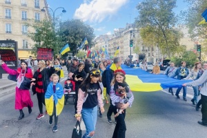 В Париже провели марш в поддержку Украины
