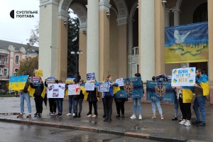 В Полтаве родственники пленных в Мариуполе бойцов вышли на акцию по обмену "всех на всех"