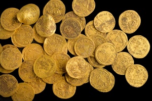 В Израиле обнаружили золотые монеты, которым более 1,4 тысячи лет