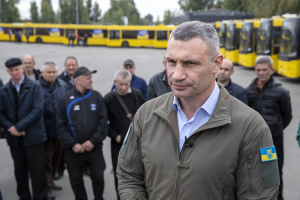 Київ відправляє до Дніпра 30 автобусів, десять завантажать гумдопомогою