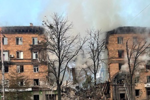 Удар по Запоріжжю: ракети рф влучили у житлові будинки, під завалами люди