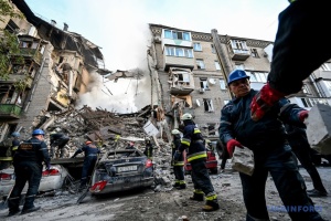 Ракетный удар по Запорожью: разбирать завалы помогает почти сотня добровольцев
