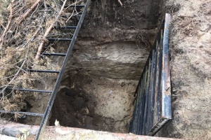 В лесу на Харьковщине россияне выкопали пыточную яму - нашли тела убитых