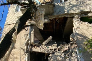 В Бахмутском районе из-под завалов разрушенного обстрелами на дома достали тело женщины