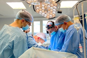 У Львові американський хірург пересадив чоловікові нирку його брата