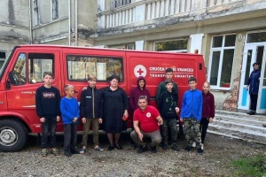 Красный Крест Румынии передал 2 тонны гумпомощи для детей-переселенцев на Буковине