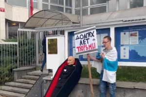 У Празі біля посольства рф поставили труну з «путіним»