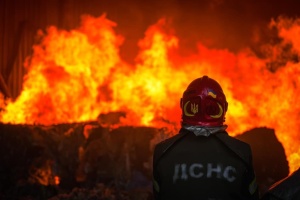 На Вінниччині через атаку безпілотниками виникла потужна пожежа