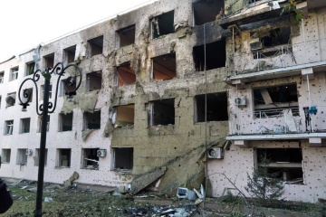 Un médico muerto y un edificio destruido tras el ataque ruso al centro médico en Kupyansk