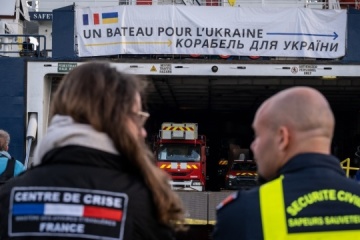 Un navire transportant de l'aide humanitaire française se dirige vers l'Ukraine