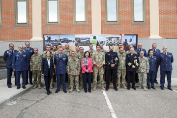 Ministra de Defensa de España visita el entrenamiento de militares ucranianos