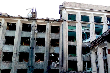 Se escuchan explosiones en Donetsk, edificio de la administración local en llamas
