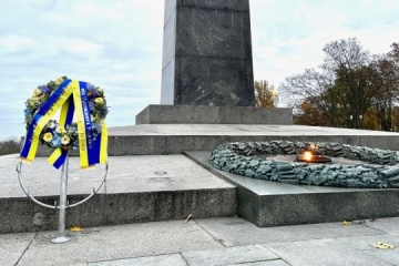 Zelensky honors soldiers who died during liberation of Ukraine from Nazi invaders