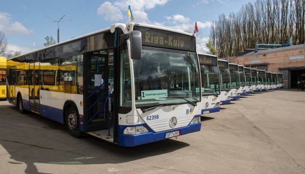 У Києві виходять на маршрути 11 автобусів, які столиця отримала від Риги 
