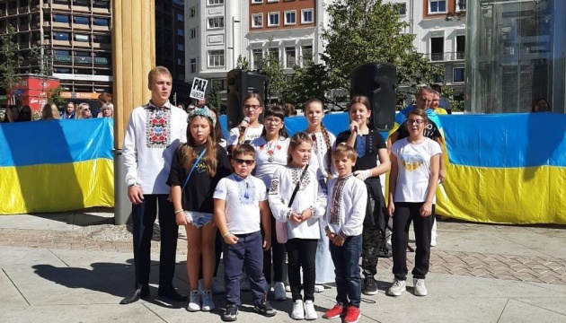 Українська громада провела мітинг та урочисту ходу в Мадриді