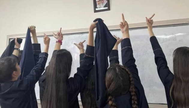 Іранські школярки знімають хіджаби на знак протесту проти влади