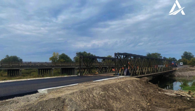 На Черкащині встановили металевий міст, який передала Чехія