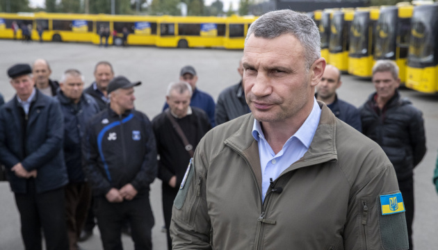 Київ відправляє до Дніпра 30 автобусів, десять завантажать гумдопомогою