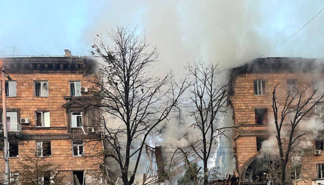 Удар по Запорожью: ракеты рф попали в жилые дома, люди находятся под завалами