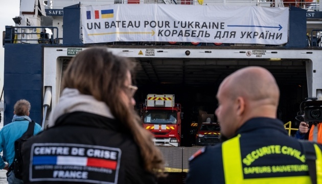 Un navire transportant de l'aide humanitaire française se dirige vers l'Ukraine