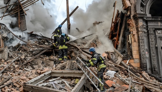 Aumenta a 14 el número de muertos tras el bombardeo con misiles contra Zaporiyia