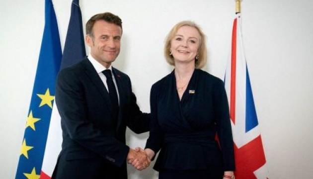 Emmanuel Macron et Liz Truss déterminés à soutenir l’Ukraine aussi longtemps qu’il le faudra