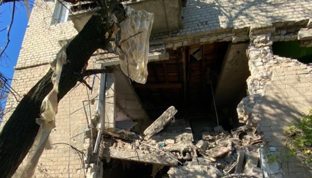 У Бахмутському районі з-під завалів зруйнованого обстрілами будинку дістали тіло жінки