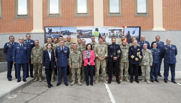 El ministro de Defensa español entrena a las fuerzas ucranianas